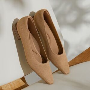 Vivaia Minnie small square toe low heels nutmeg tan sz 39.5 / 8.5 office comfort